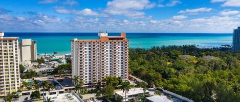 Walking distance to Fort Lauderdale Beaches, Shops and Dining.