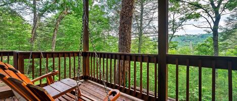 Relax on the downstairs deck! Swing and make memories! 