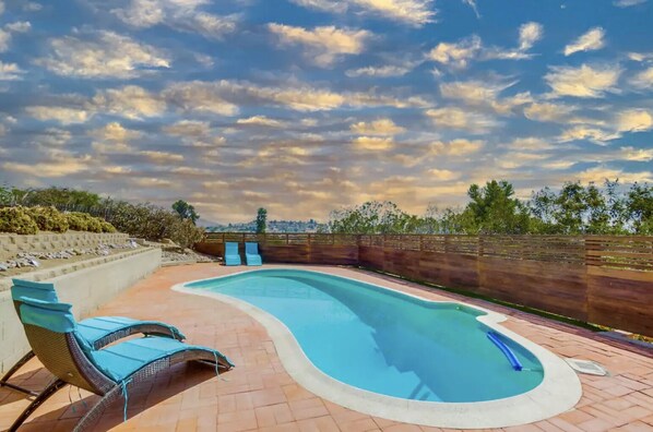 Experience Pool, Views, Privacy