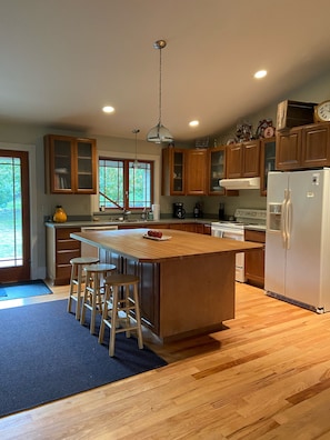 Fully appointed kitchen for family meals 