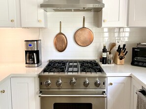 Viking gas range - fully equipped kitchen 