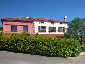 Pflanze, Gebäude, Himmel, Fenster, Vegetation, Grundstueck, Baum, Hütte, Gras, Wohngebiet