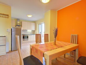 Möbel, Tabelle, Eigentum, Cabinetry, Countertop, Stuhl, Holz, Interior Design, Die Architektur, Fenster