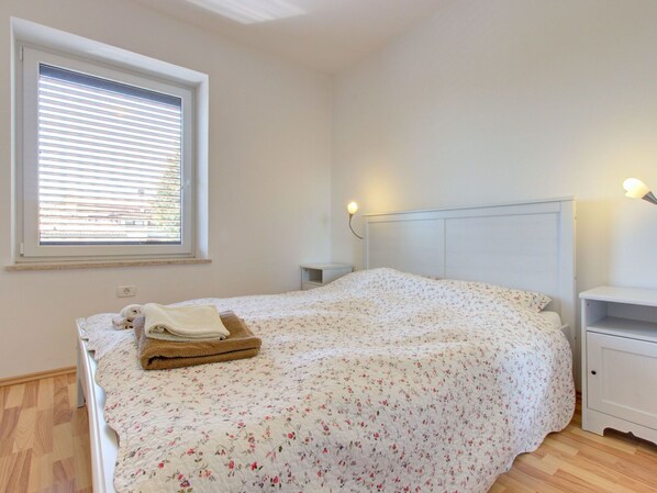 Window, Property, Cabinetry, White, Comfort, Wood, Interior Design, Shade, Floor