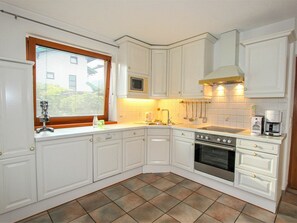 Comptoir, Cabinetry, Propriété, Meubles, Bâtiment, Fenêtre, Appareil De Cuisine, Cuisinière, Cuisine, Bois