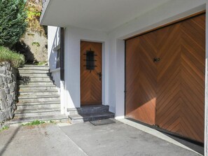 Pflanze, Eigentum, Gebäude, Holz, Tür, Strassenbelag, Fassade, Verbundwerkstoff, Home Door
