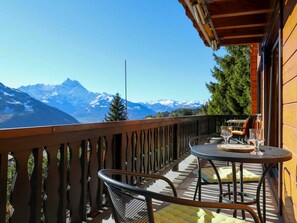 Himmel, Berg, Azurblau, Baum, Holz, Beleuchtung, Veranda, Zaun, Gebäude, Interior Design