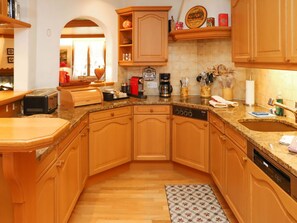 Cabinetry, Countertop, Spüle, Sinken, Zapfhahn, Holz, Küche, Interior Design, Beleuchtung, Flooring