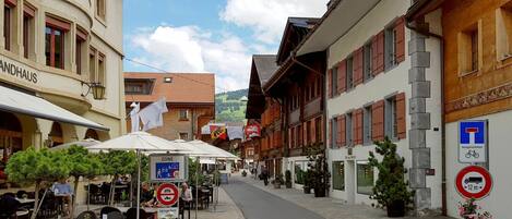 Gebäude, Pflanze, Himmel, Eigentum, Fenster, Wolke, Blumentopf, Infrastruktur, Strassenbelag, Nachbarschaft