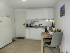 Möbel, Eigentum, Cabinetry, Gebäude, Countertop, Interior Design, Küchengerät, Haus, Fussboden, Küche