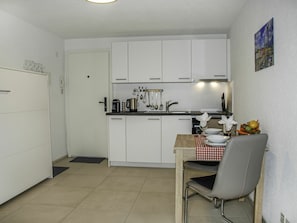 Möbel, Eigentum, Cabinetry, Gebäude, Countertop, Interior Design, Küchengerät, Haus, Fussboden, Küche