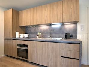 Cabinetry, Comptoir, Propriété, Evier, Meubles, Évier, Bâtiment, Robinet, Bois, Cuisine