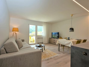 PropriĂ©tĂ©, Meubles, FenĂȘtre, Bois, Table, Architecture, Design IntĂ©rieur, Plante D'Appartement, Lampe, Sol