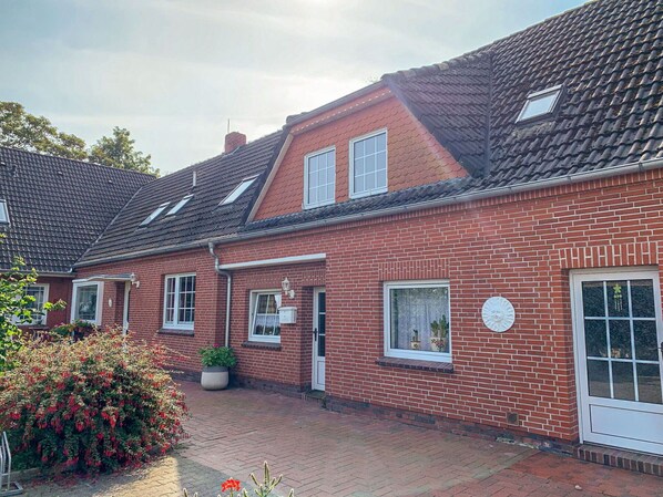 Plant, Building, Sky, Window, Property, Cloud, Flower, Brickwork, House