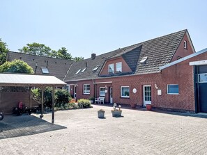 Building, Window, Roof, House, Home, Residential Area, Door, Cottage, Driveway, Yard