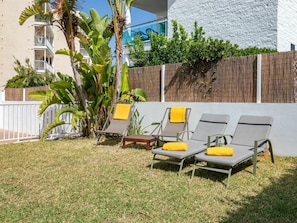 Plante, Bâtiment, Fenêtre, Arbre, Mobilier De Jardin, Lot Terre, Ombre, Maison, Design Urbain, Chaise