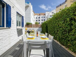 Bâtiment, Fenêtre, Ciel, Table, Chaise, Nuage, Plante, Design Urbain, Quartier, Condominium
