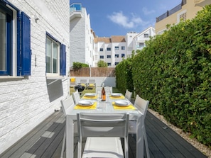 Bâtiment, Fenêtre, Ciel, Table, Chaise, Nuage, Plante, Design Urbain, Quartier, Condominium