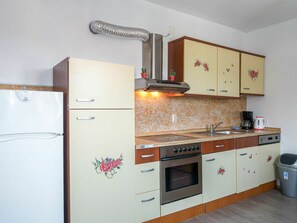 Cabinetry, Countertop, Eigentum, Gebäude, Küchengerät, Herd, Zapfhahn, Cooktop, Haushaltsgerät, Küche