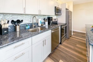 Fully equipped kitchen with dishwasher.