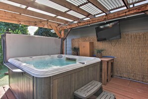 Private Hot Tub | Smart TV