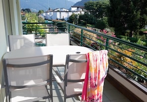 grosser, sonniger Balkon mit Essbereich und zwei Liegestühlen. Balkonpflanzen