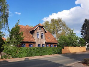 Außenansicht. Die FeWo Milan liegt im OG (etwas steilere Holztreppe). 