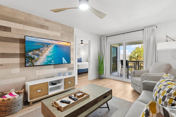 Open living room and Gulf views!
