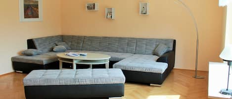 Wohnzimmer mit großer Schlafcouch