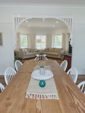 Tallulah's spacious dining and living room