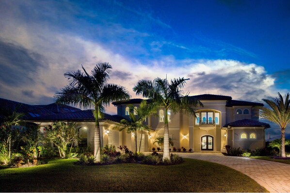 Villa Noumena - Front view by night