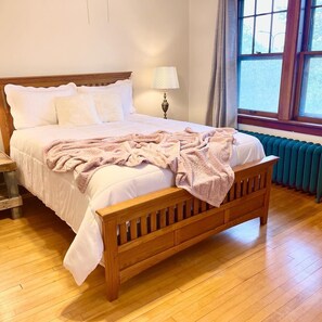 Upstairs bedroom Queen