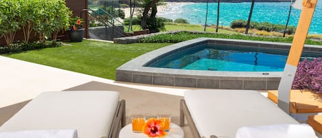 Ground floor lanai with private steps down to lawn oto the beach