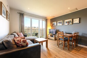 Living room with balcony and view over the park