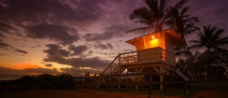 At Kamaole Beach Park II, the sun dips below the horizon and creates a stunning purple sky at twilight. This lifeguard tower is just a 3-minute walk from the front door of your condo.