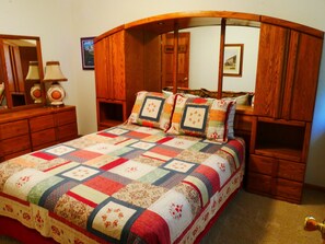 Bristlecone Room, queen bed