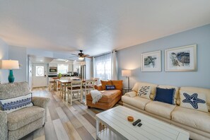 Living Room | Free WiFi | Central Air Conditioning & Heating