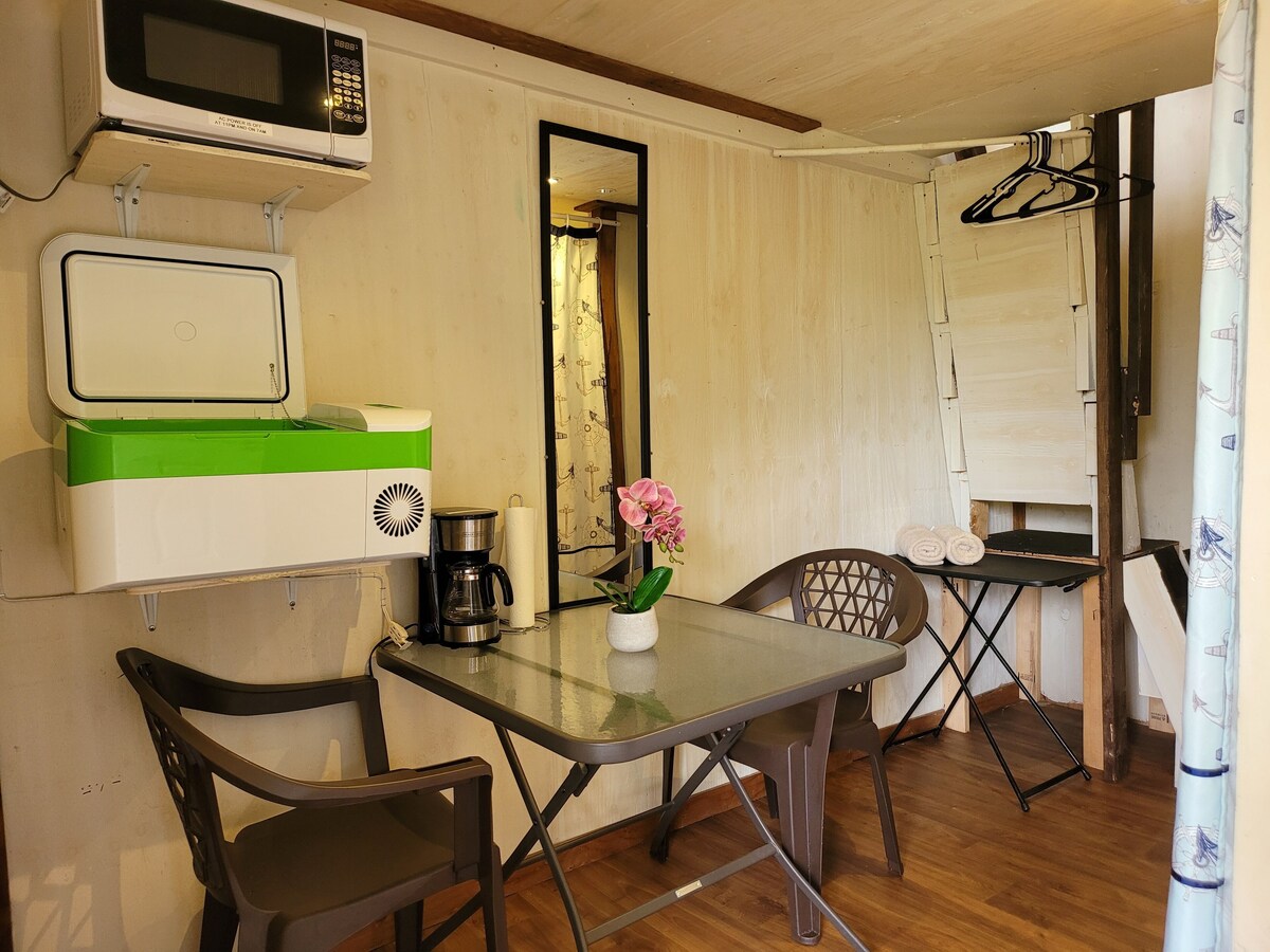#5Cabin w/ PRIVATE indoor BATHROOM TV MICROWAVE