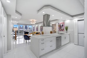 Fully equipped kitchen with washer/dryer
