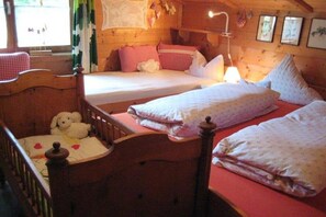 Schlafzimmer mit Bauerngitterbettchen