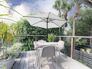Private backyard patio space - Great outdoor space w/ plants.