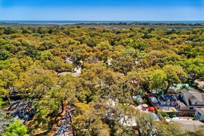 ‘Off Broadway’ is close to beach access 