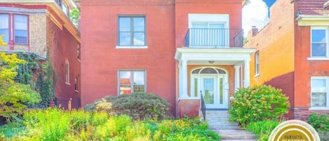 Welcome to your next home away from home in the historic Compton Heights