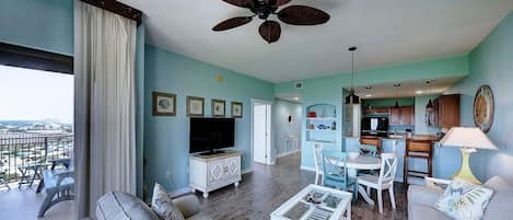 Roomy and spacious with a beachy theme. Come enjoy your stay ay Beachy Dreams.