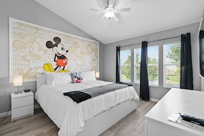 Spacious Classic Mickey master bedroom w/King bed & room darkening curtains