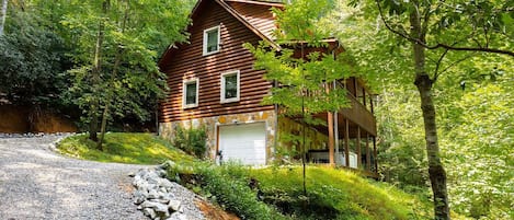 This is the perfect mountain cabin for your family vacation! Game room, hot tub!