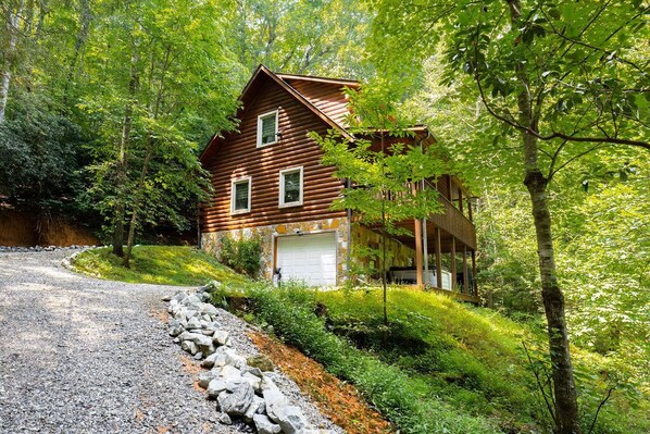 This is the perfect mountain cabin for your family vacation! Game room, hot tub!