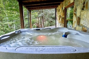 Very inviting hot tub seats 7.