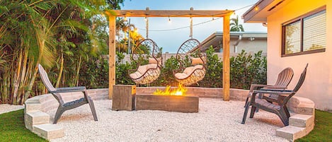 Welcome to GlamHomes, enjoy the cozy Fire Pit!