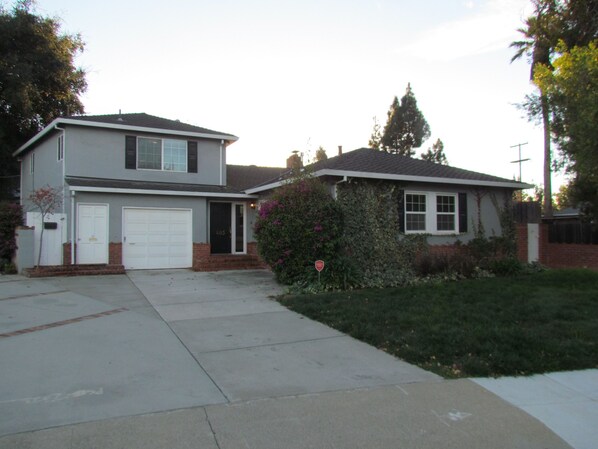 1Br/1Ba is the space above the garage